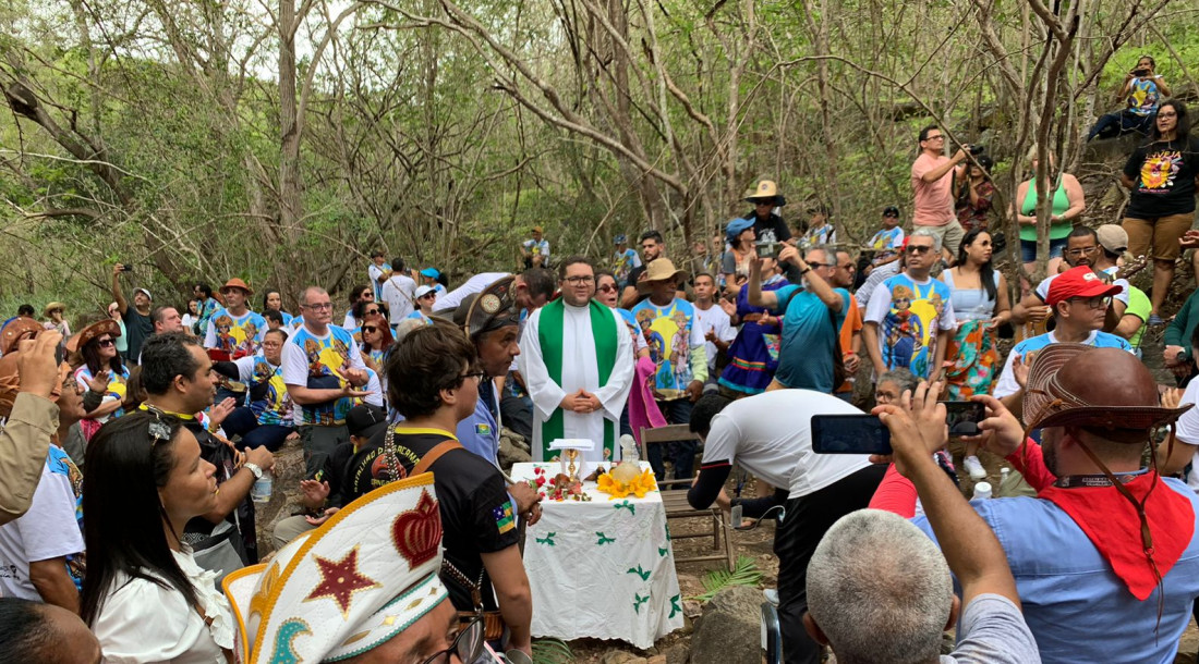 Centenas de pessoas participaram da Missa do Cangaço na Grota de Angicos / Foto: Autimira Menezes/Setur