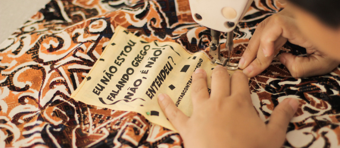 Por meio de peças artesanais, projeto ‘Empoderar Mulheres para o mundo ficar Odara’ leva mensagens de conscientização e fortalecimento coletivo contra o assédio / Fotos: Pritty Reis