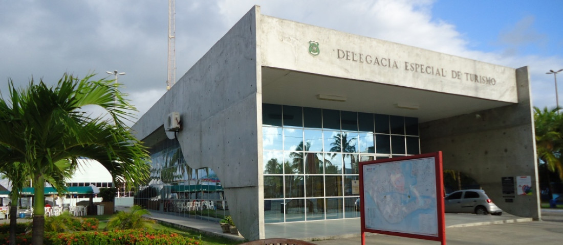 A Delegacia de Turismo (Detur), na Orla da Atalaia, funcionará, agora, no sistema de plantão para registros de boletins de ocorrência