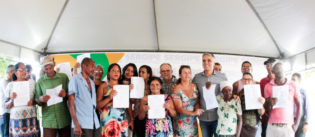 15 famílias receberam das mãos do governador o termo de posse para moradia, em Lagarto - Fotos: Mario Sousa/ASN