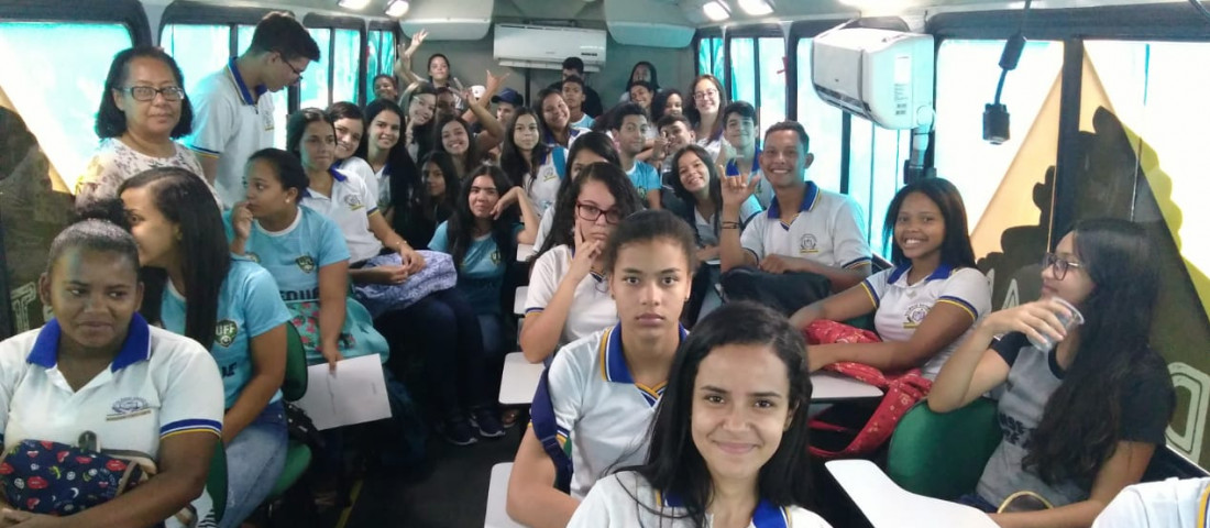 No ônibus-escola do Detran, a equipe da Escola Pública de Trânsito recebeu alunos de escolas municipais e estaduais e falou