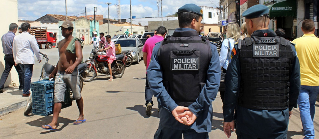 Nesta sexta-feira, 6, às 6h, o bairro Santa Maria completou 80 dias sem registro de homicídios. O resultado positivo é fruto do trabalho integrado que vem sendo desempenhado pelas polícias Civil e Militar no combate ao crime no local, visto por muitos anos como o mais perigoso da capital sergipana.

 

A última ocorrência registrada pelas polícias ocorreu às 6h do dia 17 de junho. De lá até hoje, o 1º Batalhão de Polícia Militar (1º BPM), a 9ª Delegacia Metropolitana (9ª DM) e o Departamento de Homicídios e Proteção à Pessoa (DHPP) ampliaram os esforços no policiamento, abrangendo tanto as abordagens policiais, quanto o trabalho investigativo de todas as ações criminosas cometidas no bairro.

 

Redução
 
O Santa Maria saiu de 72 homicídios em 2015 para 23 casos, até agora, em 2019. Outro detalhe importante são as investigações em conjunto feitas pelo Departamento de Homicídios e Proteção à Pessoa (DHPP) - Foto: SSP/SE