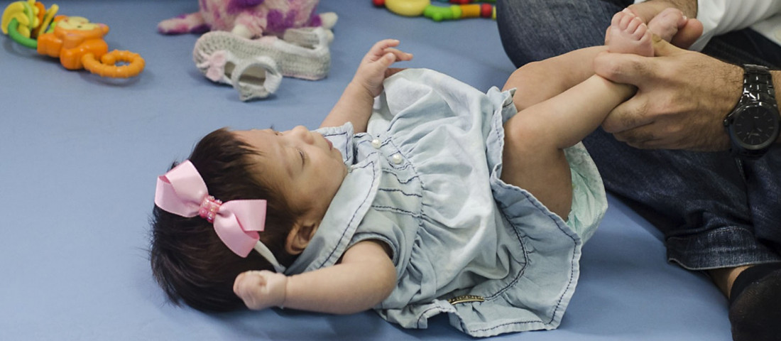 Na Maternidade Nossa Senhora de Lourdes, o fisioterapeuta está presente ajudando os bebês que nascem prematuros e que, consequentemente, têm peculiaridades se comparados aos que nascem de nove meses | Foto: Ascom/SES