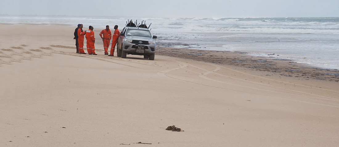 Manchas de óleo que apareceram no litoral dos municípios de Pacatuba e Pirambu são retiradas pela Petrobras