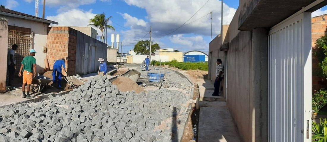 Dezenas de famílias serão beneficiadas com 6.068,10 m² de calçamento em paralelepípedo | Fotos: Ascom/Sedurbs