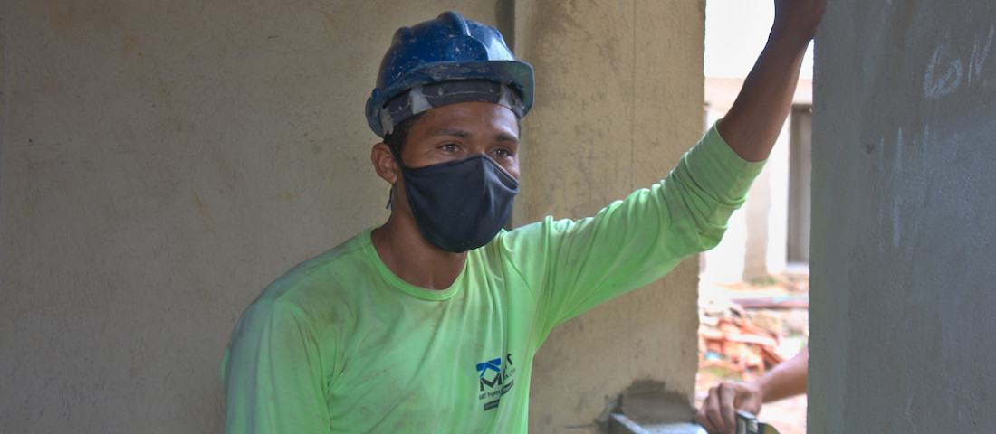 O pedreiro Gilson Hélio Nascimento é um dos operários empregados na obra do Centro Vocacional Tecnológico (CVT) no Povoado Crasto, em Santa Luzia do Itanhy
