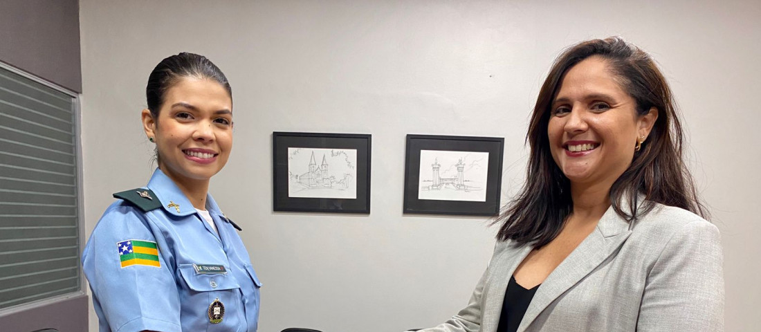 Tenente Vanessa Oliveira, comandante do Pelotão de Polícia Ambiental, e  diretora-presidente da Adema, Deborah Dias / Foto: Ascom Adema