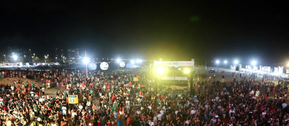Policiamento militar também contempla areia da praia, com equipes em caminhonetes e a cavalo  /  Foto: Ascom/SSP