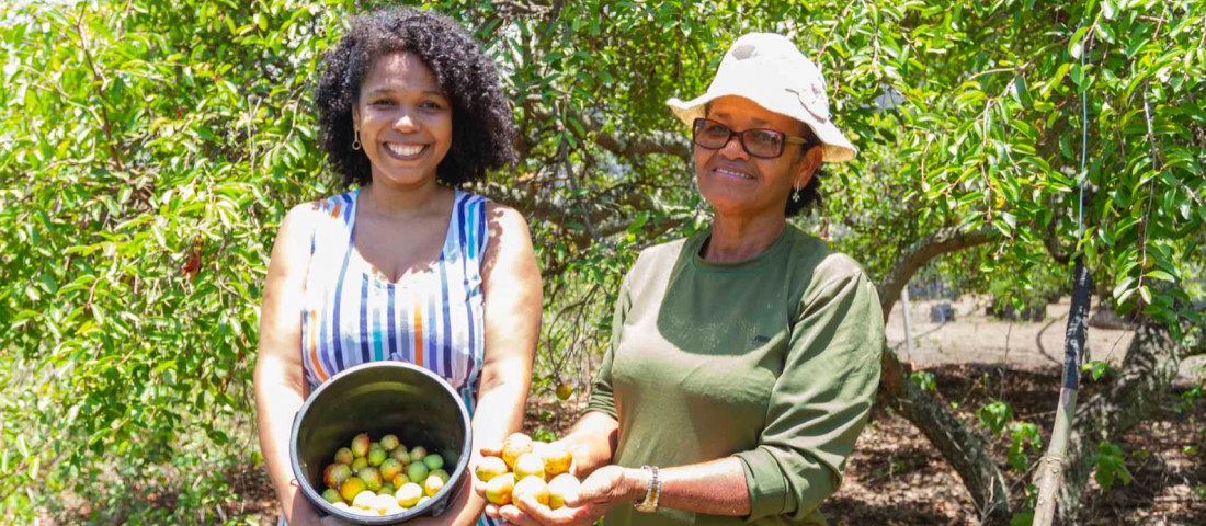 Na Barra dos Coqueiros, a catadora de mangaba Patrícia de Jesus, que seguiu os passos da mãe, Dona Ana Maria, também virou turismóloga // Foto: Arquivo Pessoal
