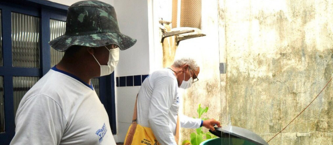 Agentes de endemias buscam larvas do mosquito em residências / Foto: Ascom/ SES