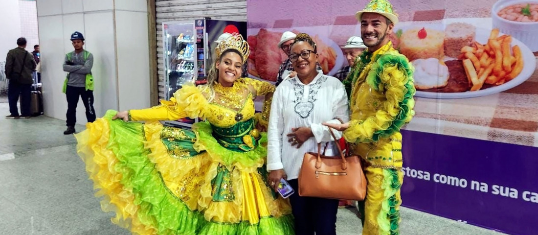 Encantada com a recepção no aeroporto, a turista Luciana do Carmo fez questão de ser fotografada com o casal de quadrilha junina  / Foto: Matheus Moura/Setur
