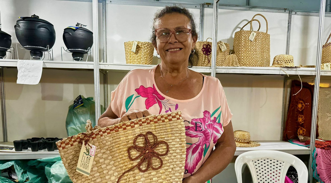 Confecção de bolsas com palha de taboa é a especialidade da artesã Marizete Domingos / Foto: Pedro Brandão/Setur