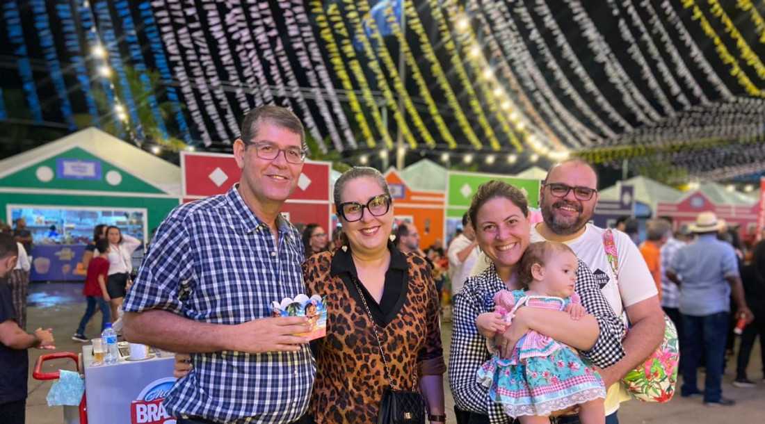 Luiz Augusto Oliveira, Suzana Carvalho, Marcela Carvalho e Cláudio Oliveira, com a pequena Giovana, aproveitaram a Vila do Forró pela terceira vez / Foto: Pietro Lobo/Setur