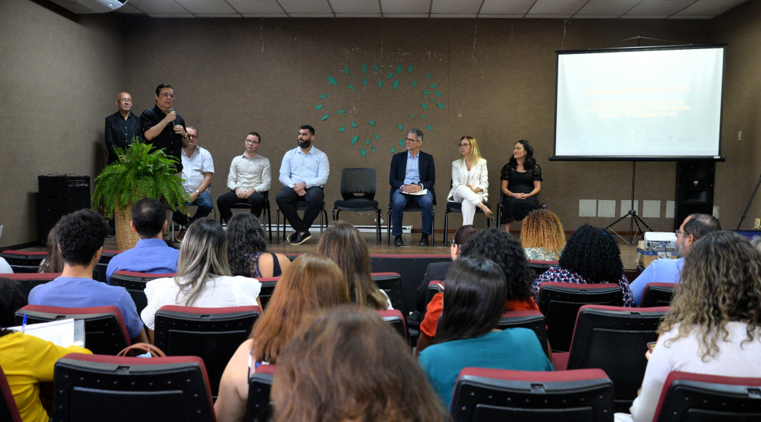 O secretário-executivo da Seduc, Marcel Resende, na abertura do evento científico / Foto: Maria Odília