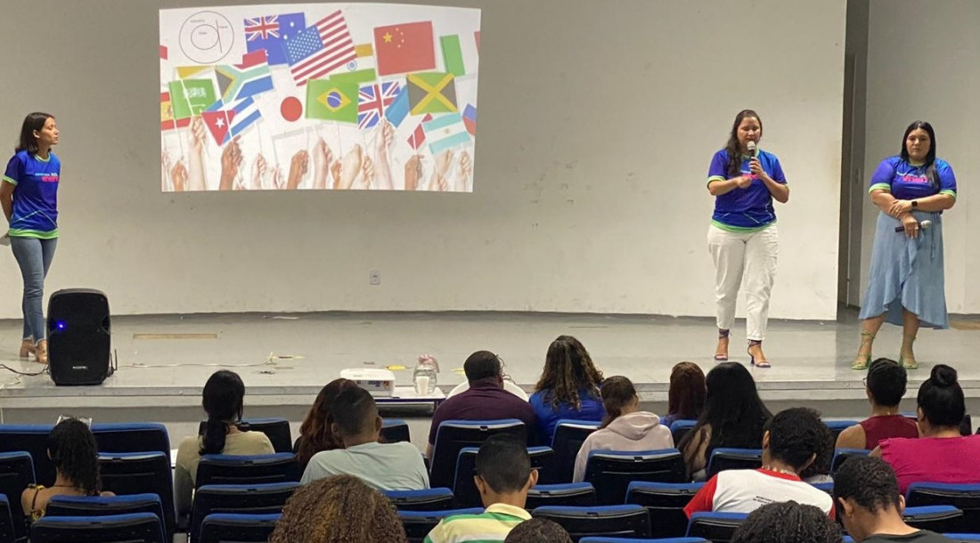 Equipe Preuni na revisao de lingua estrangeira / Foto  Arte com Godoy