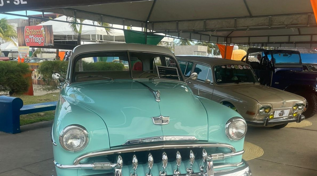 Carros antigos de vários estados tomaram conta da Praça de Eventos da Orla da Atalaia / Foto: FSA