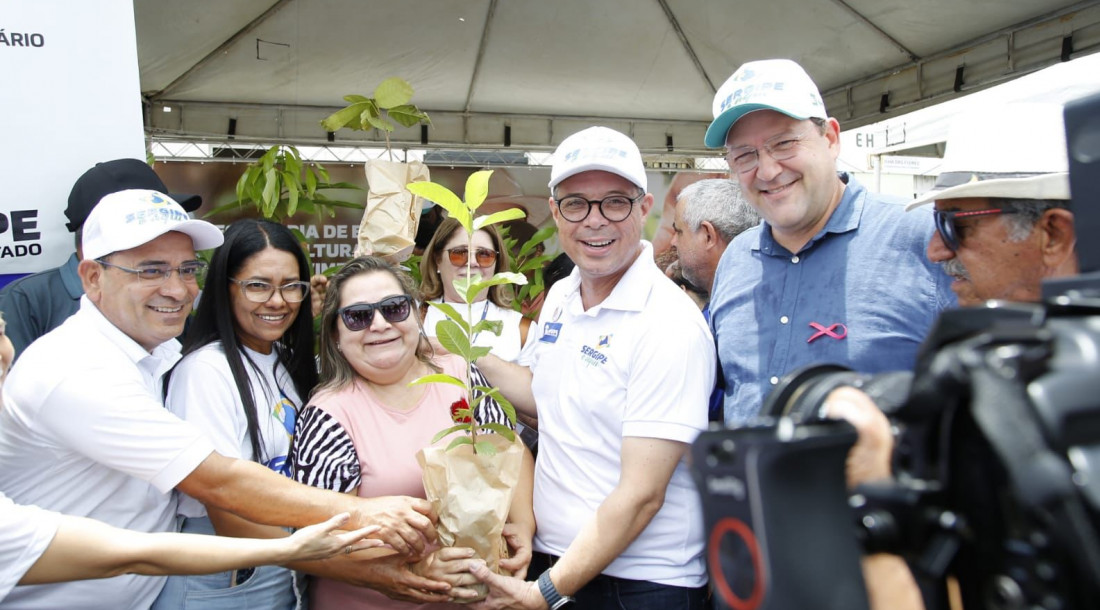 Entrega de mudas frutíferas / Fotos: Vieira Neto