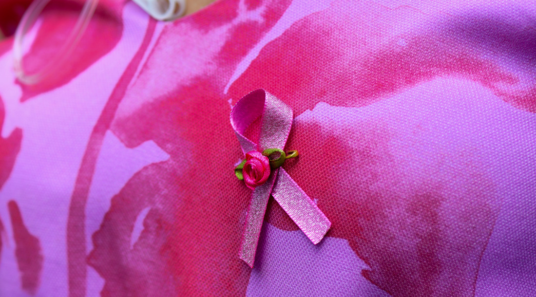 Laço rosa simboliza a luta de quem convive com o câncer de mama / Foto: Erick O'Hara
