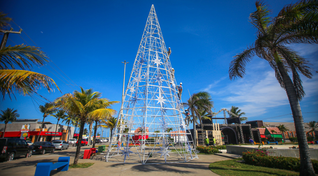 Comerciantes sorteados se concentrarão na rua ao lado da estrutura da Vila do Natal  Iluminado, atualmente em montagem / Foto: Arthuro Paganini