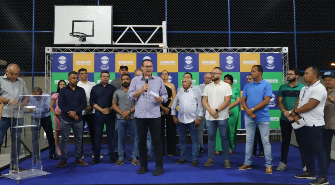 Secretário Zezinho Sobral descerra a placa de inauguração //Foto: Ascom Seduc