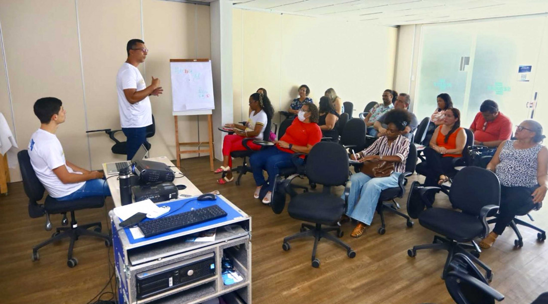 Matheus Moura e Allan Alberto Oliveira, da Setur, ministram oficina inédita ofertada ao trade turístico de Sergipe / Foto: Max Carlos/Setur