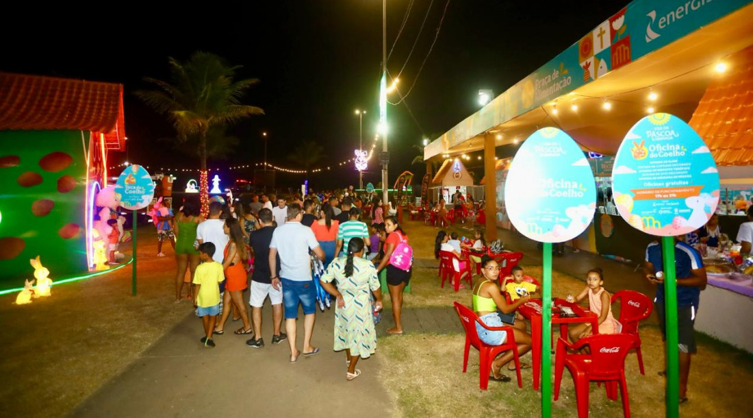 Movimento continua intenso nos últimos dias da Vila da Páscoa Iluminada, na Orla da Atalaia / Foto: Max Carlos/Setur