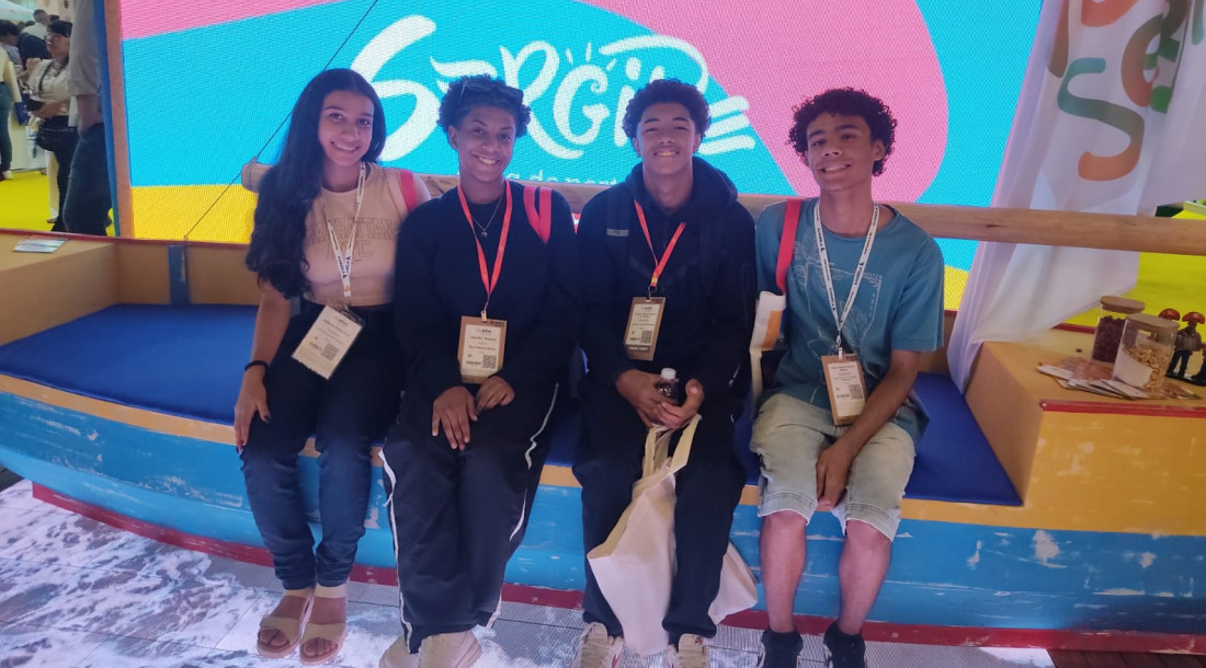 Os universitários Juliana Silva, Jéssika Pereira, Vinícius Santana e Fábio Ribeiro estavam empolgados com a experiência com os óculos de realidade virtual//Foto: Laudicéia Fernandes/Setur