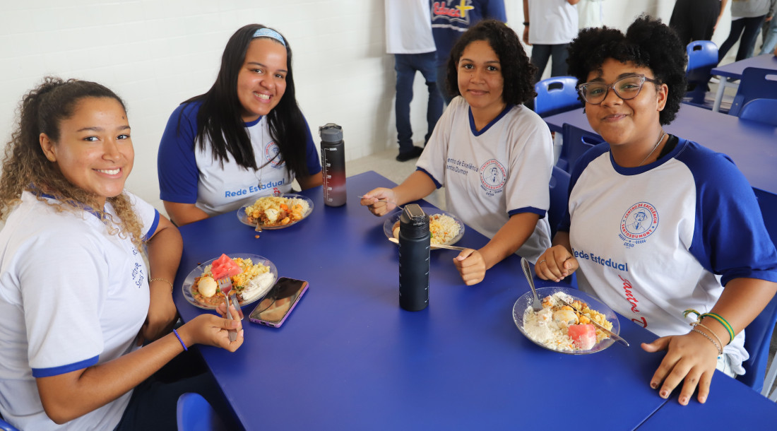 Estudantes consomem camarão na alimentação escolar / Foto: Maria Odília
