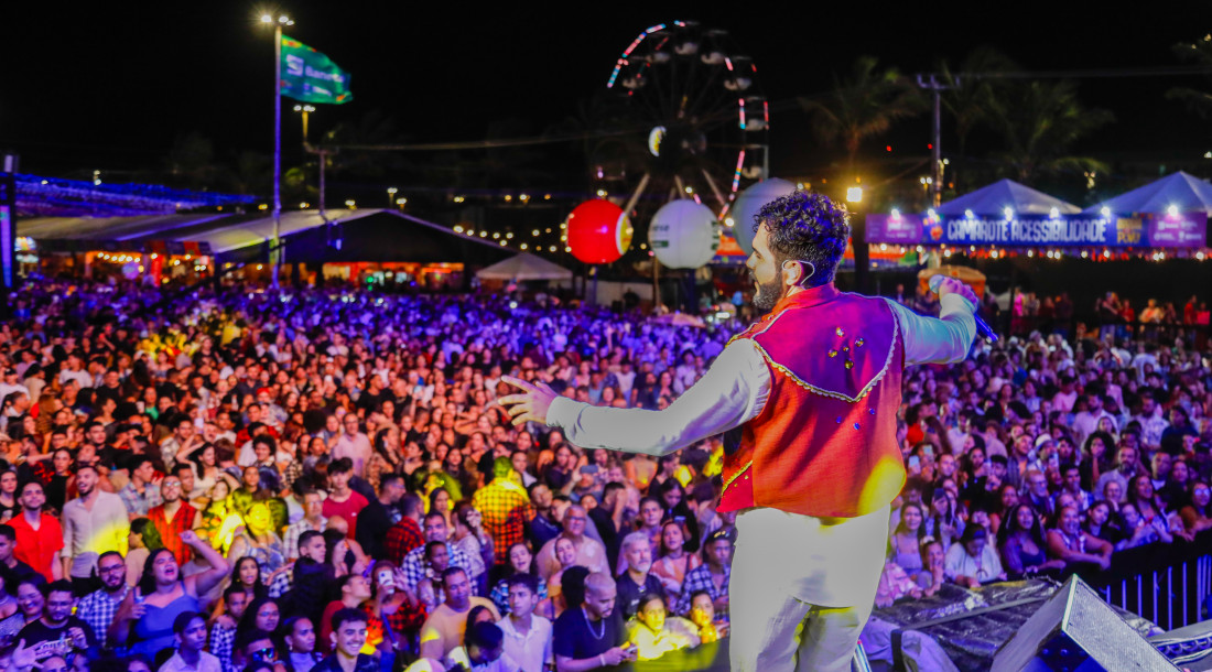 Cantor sergipano Pedro Lua fez a abertura do Arraiá do Povo 2024 / Foto: Diego Souza