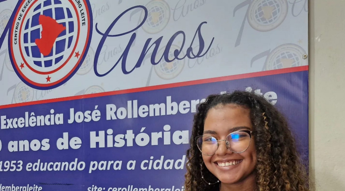 Beatriz Gabriely, aluna do Centro de Excelência José Rollemberg Leite com o certificado de Menção Honrosa  /  Fotos: Divulgação Seduc