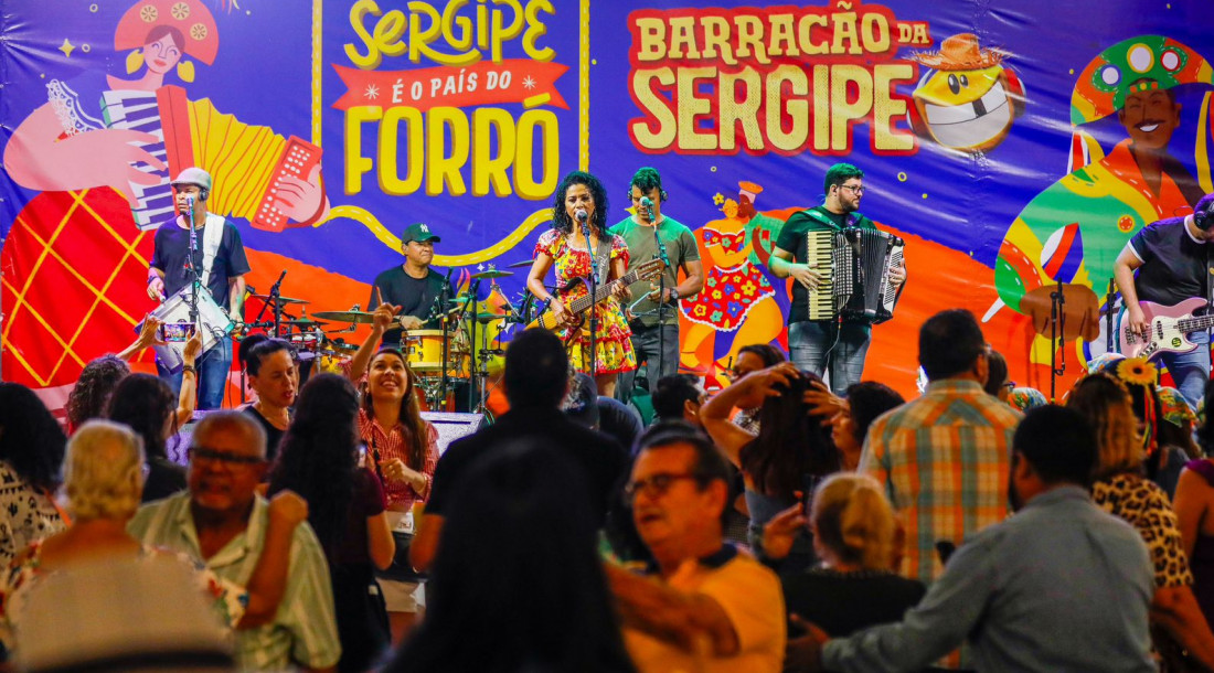 Barracão da Sergipe tem sido o local escolhido por casais para dançar //Foto: Diego Souza
