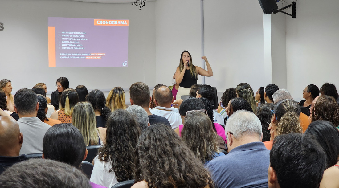 Representante da CI explica o cronograma de ações até o embarque / Foto: Ascom Seduc