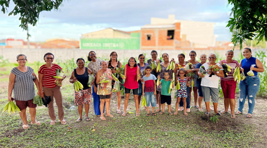 Dia de colheita na horta comunitária do Espaço Cuidar Santa Maria / Foto: Ascom Seasic