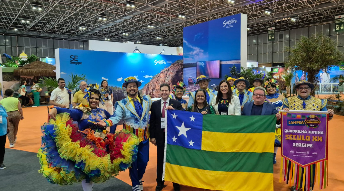 Secretário Marcos Franco e a secretária-executiva da Setur, Daniela Mesquita, com representantes do trade turístico, apresentaram a quadrilha junina Século XX para os visitantes / Foto: Ascom Setur