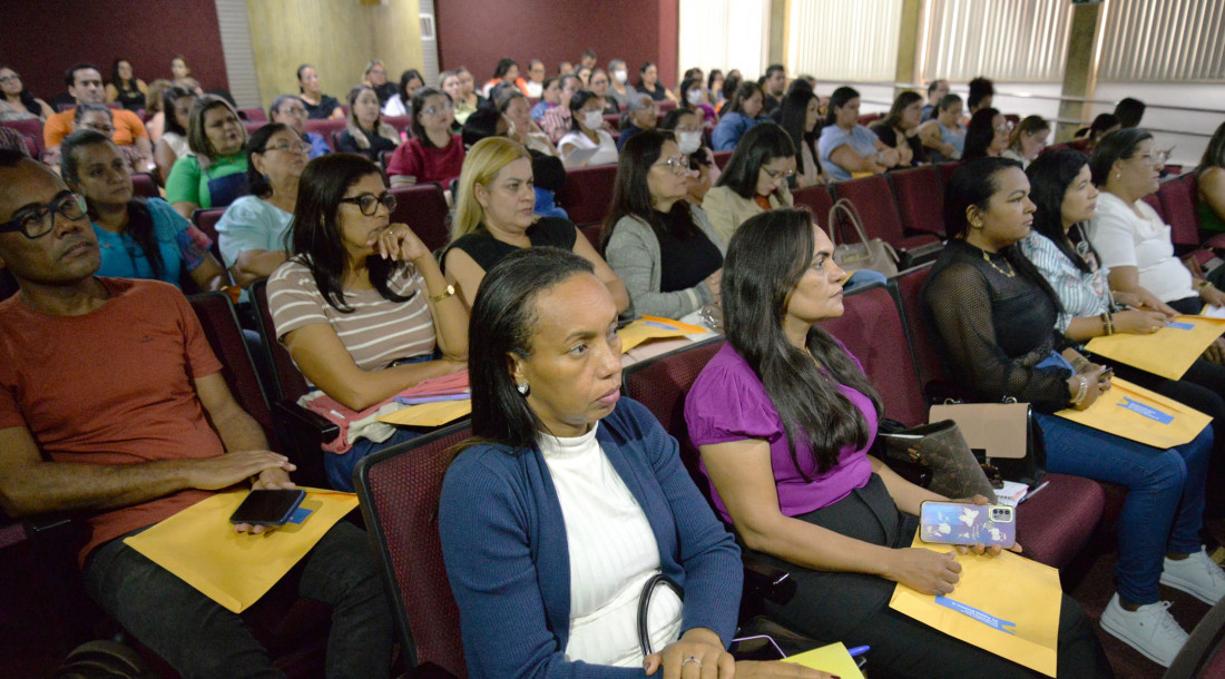 Estiveram presentes no auditório da Biblioteca Publica Epiphanio Doria, 145 profissionais de apoio escolar II | Fotos: Maria Odília