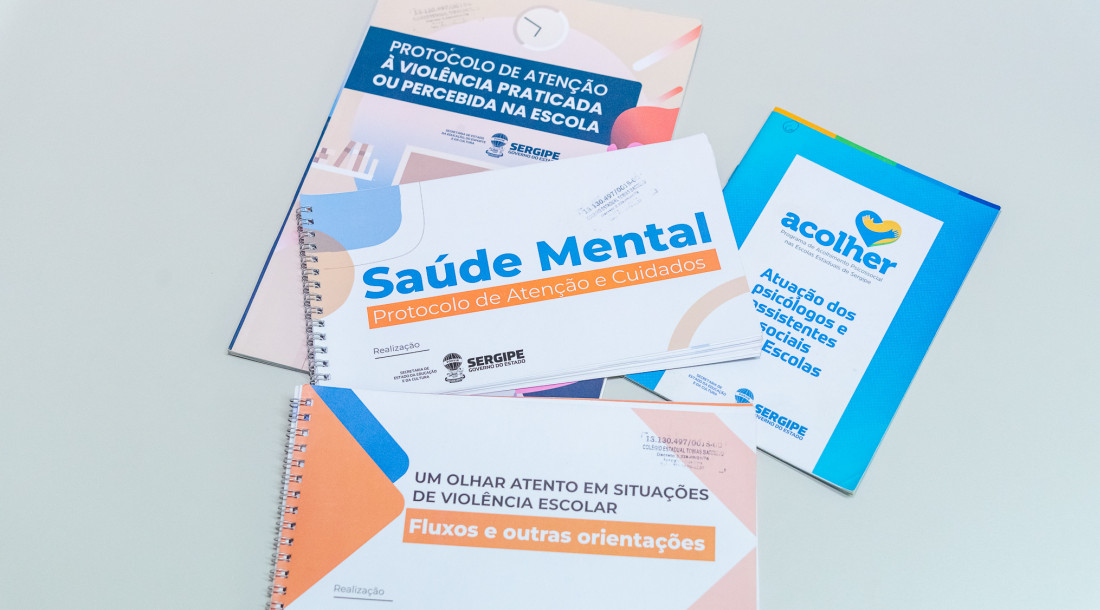 Parte do trabalho do Acolher envolve materiais didáticos entregues às escolas / Foto: Thiago Santos