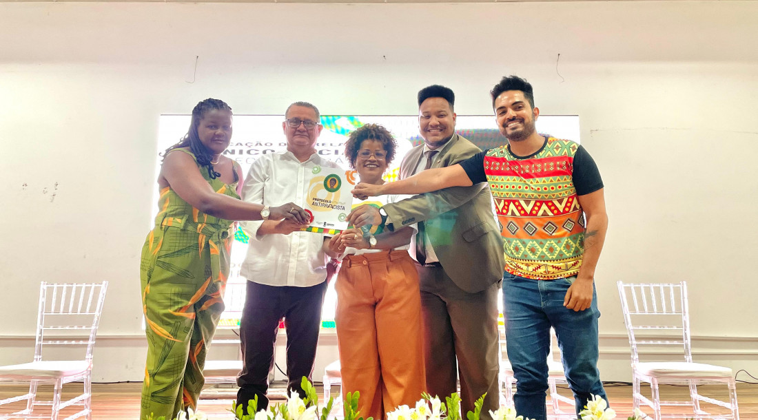 Entrega do Protocolo Antirracista impresso / Fotos: Caio Queiroz e Alana Goes