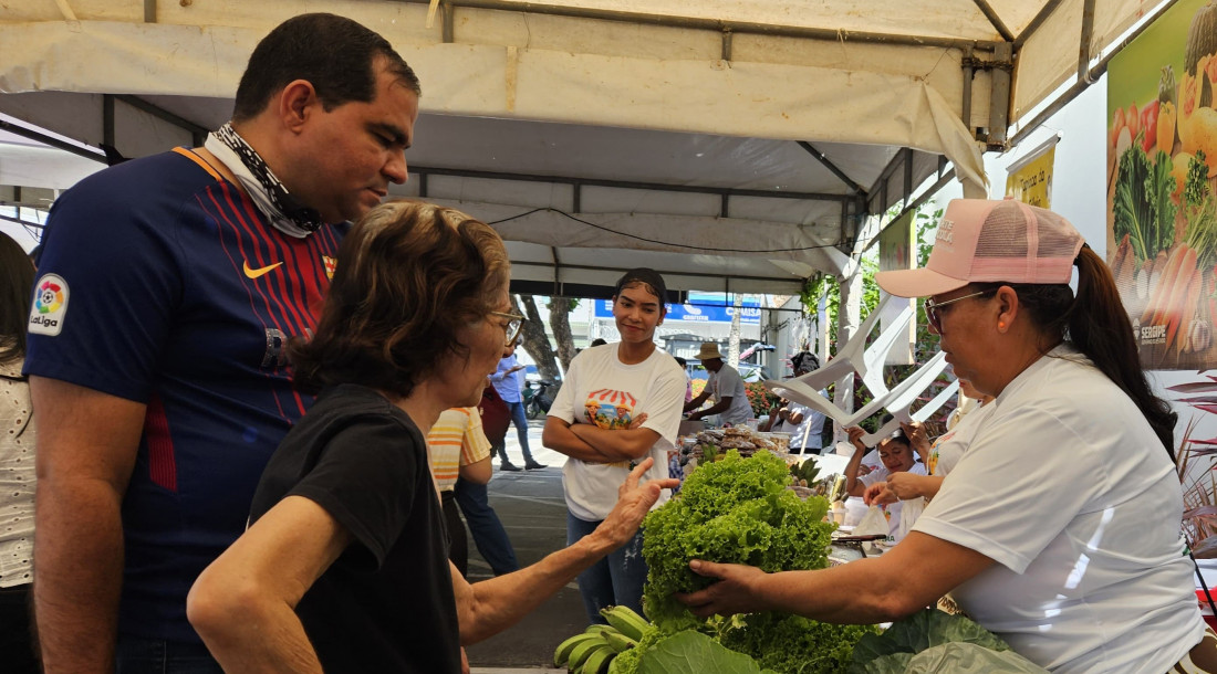 Val Vieira foi uma das compradoras da feira / Fotos: Irla Costa/Seasic