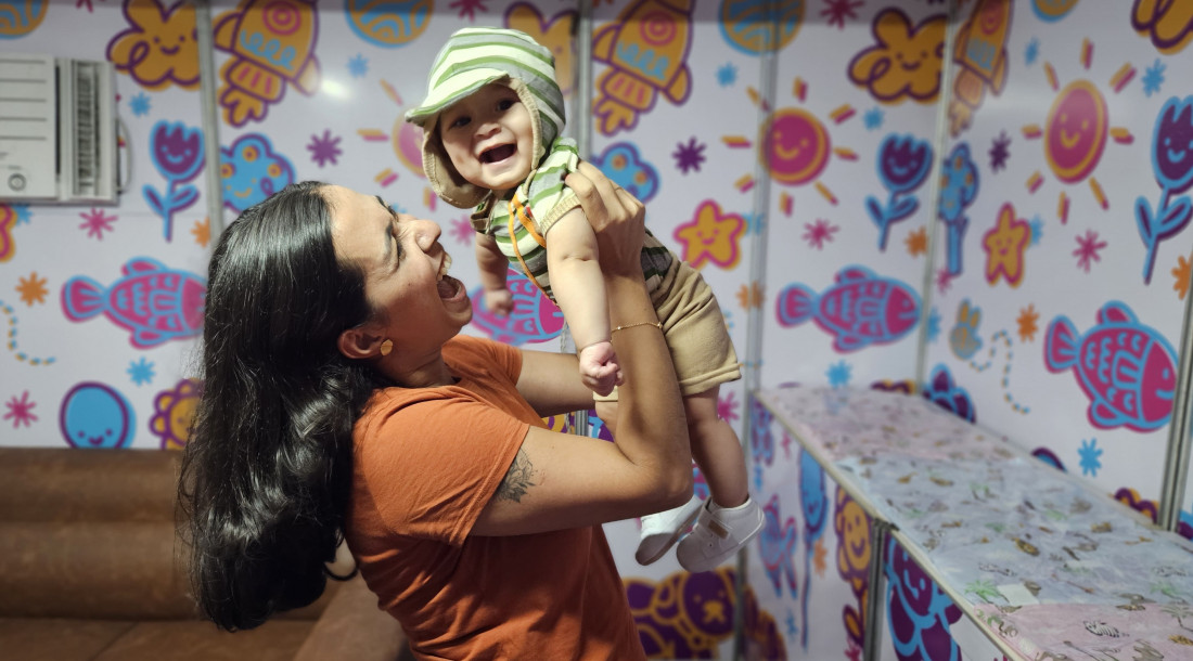 A enfermeira Joceianne Silva Melo, com filho Ravi, aprovou o fraldário da Vila da Criança  /  Fotos: Irla Costa