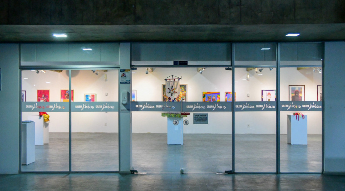 Composta por 12 telas, mostra explora figura do cachorro como metáfora de resistência / Foto: Erick O'Hara