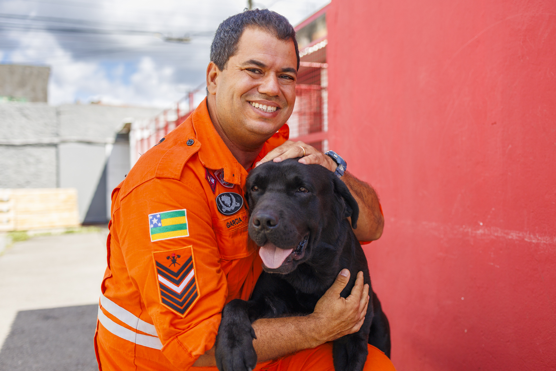 O subchefe da SBRESC, o sargento Garcia, conta com 15 anos de experiência no serviço com cães // Foto: Igor Matias