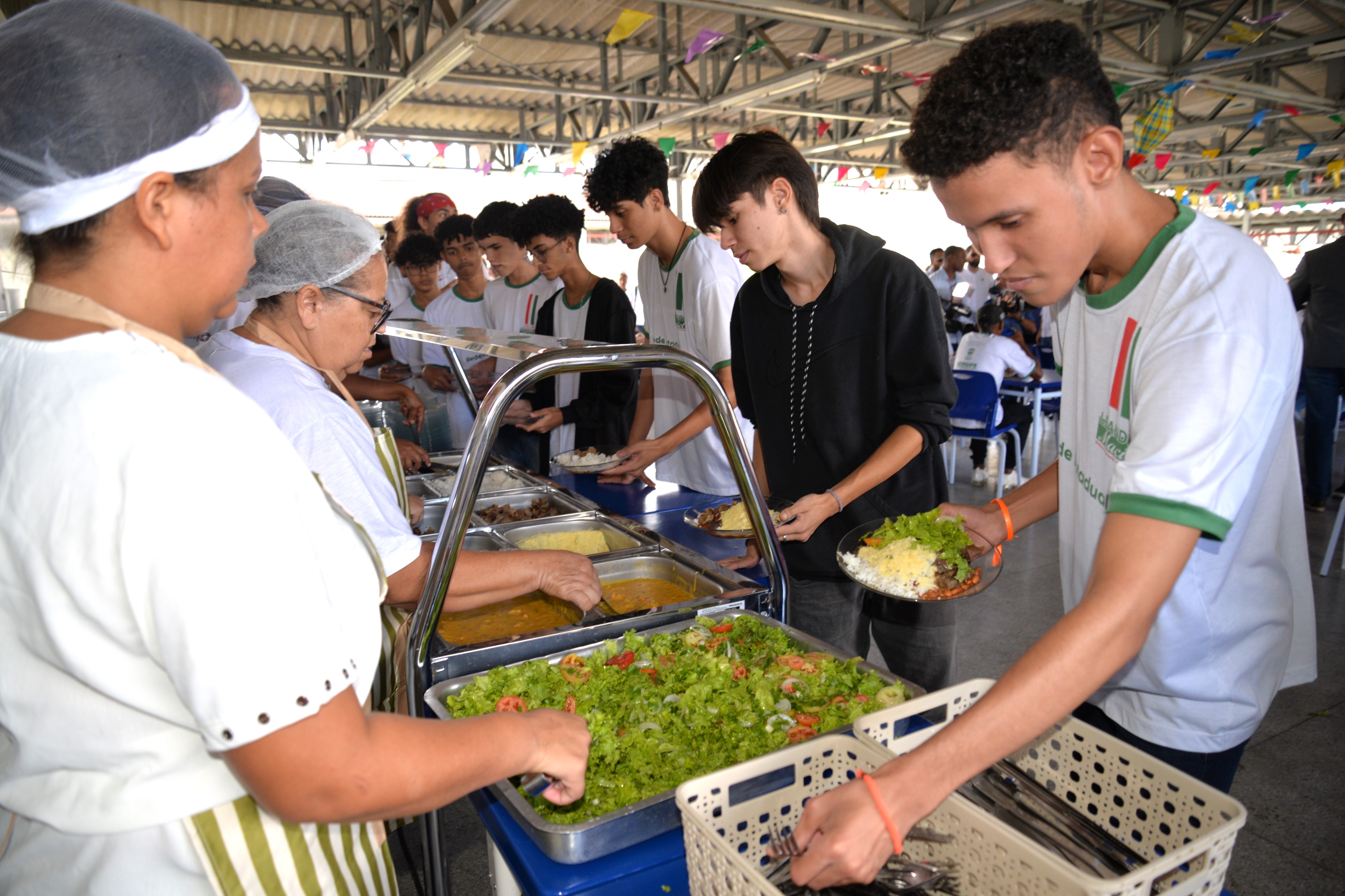 Merendeiras do Colegio Estadual Leandro Maciel servem alimentação escolar para estudantes/ Foto: Maria Odilia