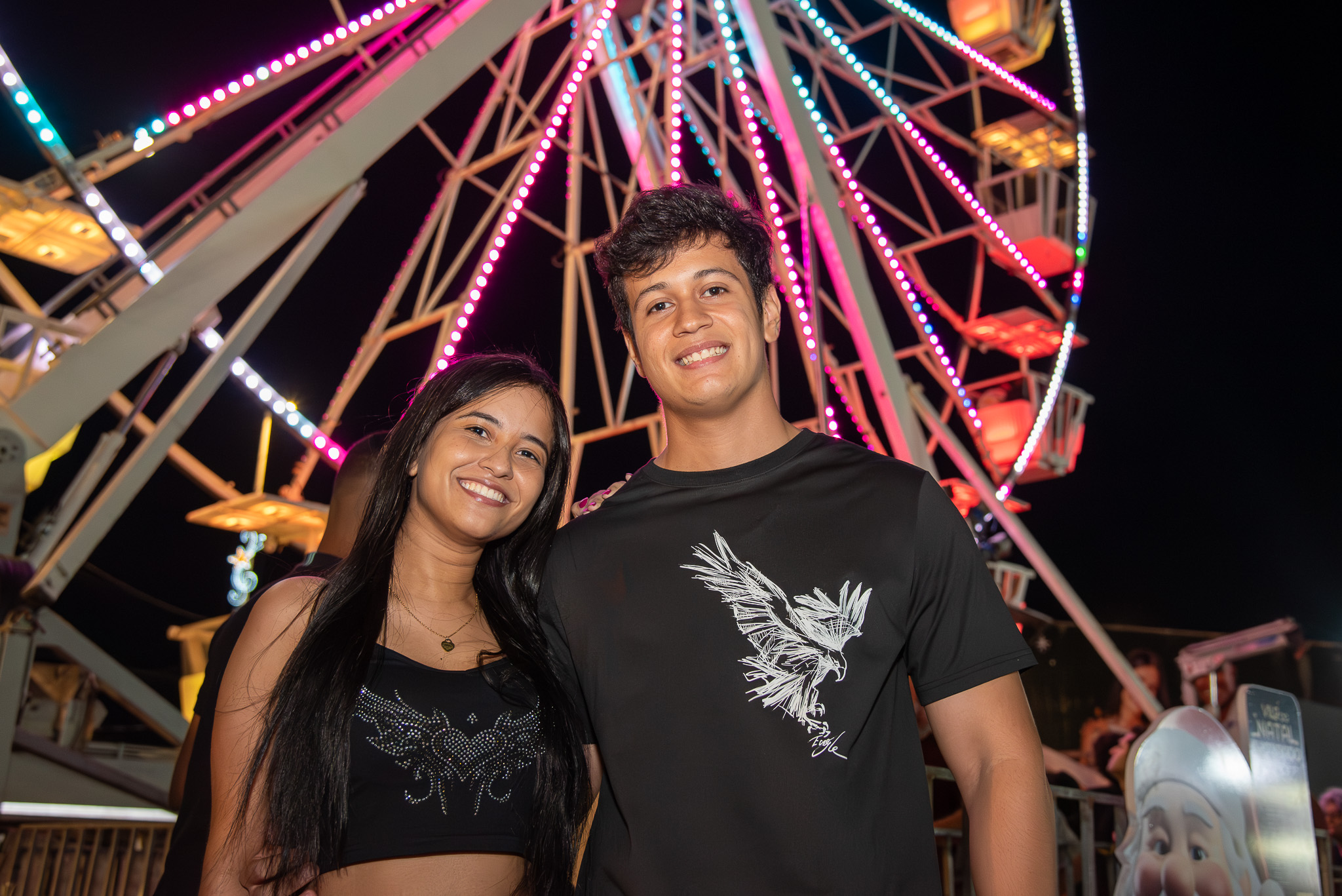 Ellen Soares e o amigo, Newton, chegaram cedo para aproveitar a roda gigante / Fotos: Thiago Santos