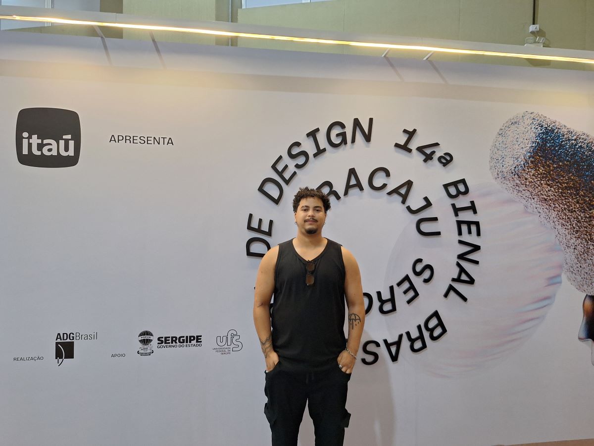 Mikael Marques, que trabalha na área há seis anos, frisa que a bienal agrega conhecimento para os estudantes / Foto: Mariana Ferreira/AM Malls