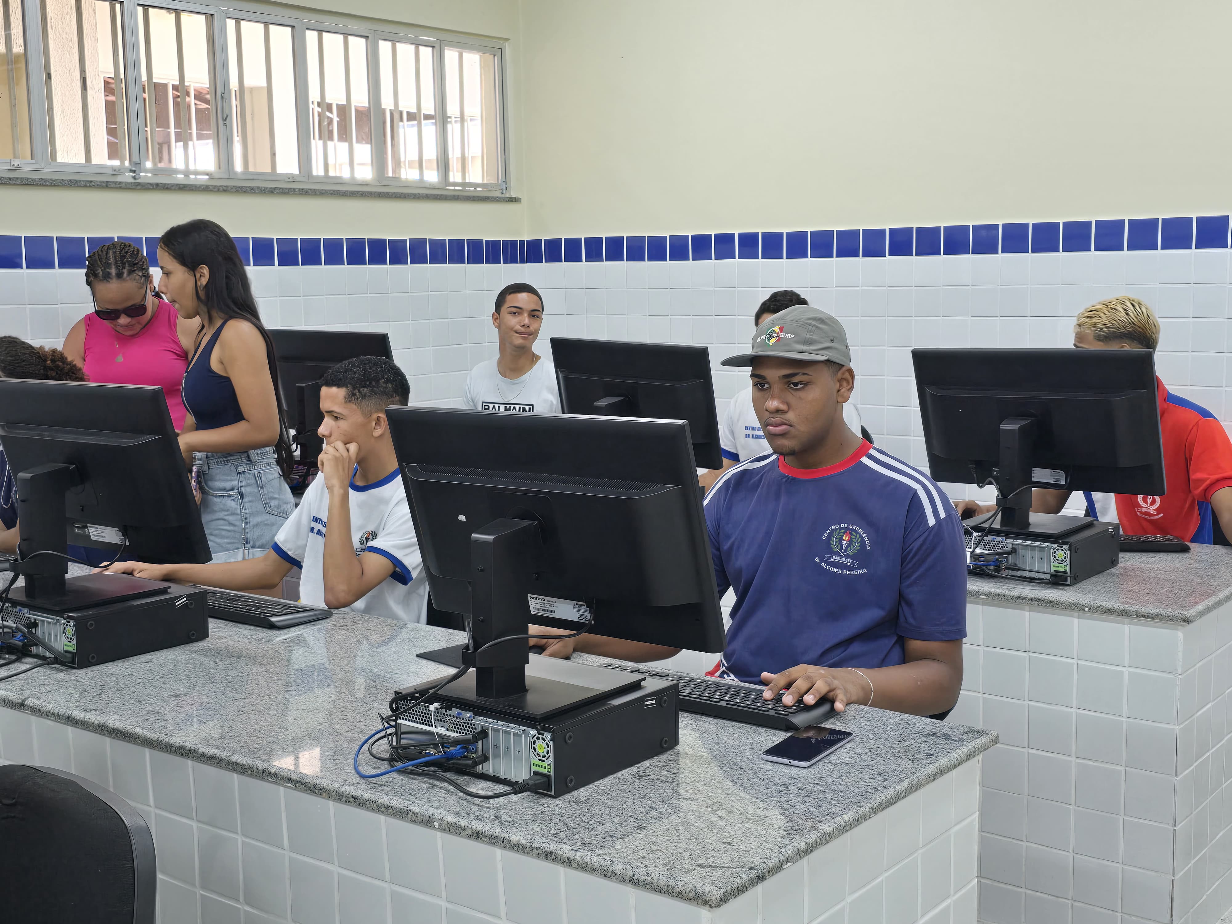 Sala de informática conta com 30 computadores / Foto: Silvio Oliveira