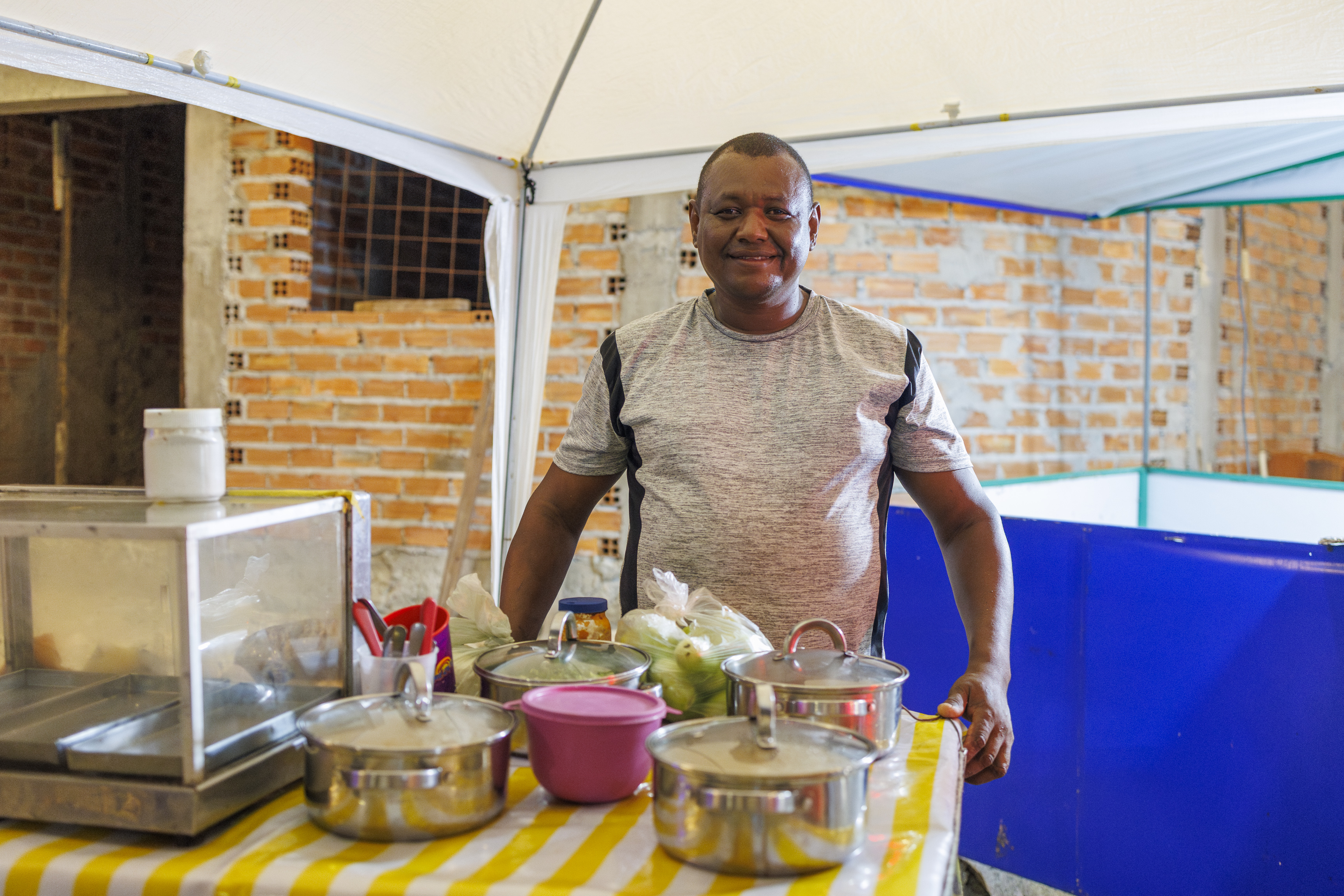 José Carlos Santos é morador do Bairro Santo Antônio e trabalha na Rua São João como ambulante desde o início da edição de 2024 / Fotos: Igor Matias