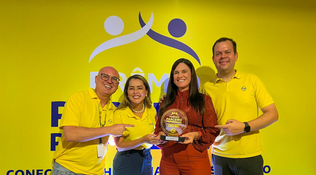 A secretária executiva da Setur, Daniela Mesquita, recebe premiação dos diretores da CVC / Foto: Divulgação