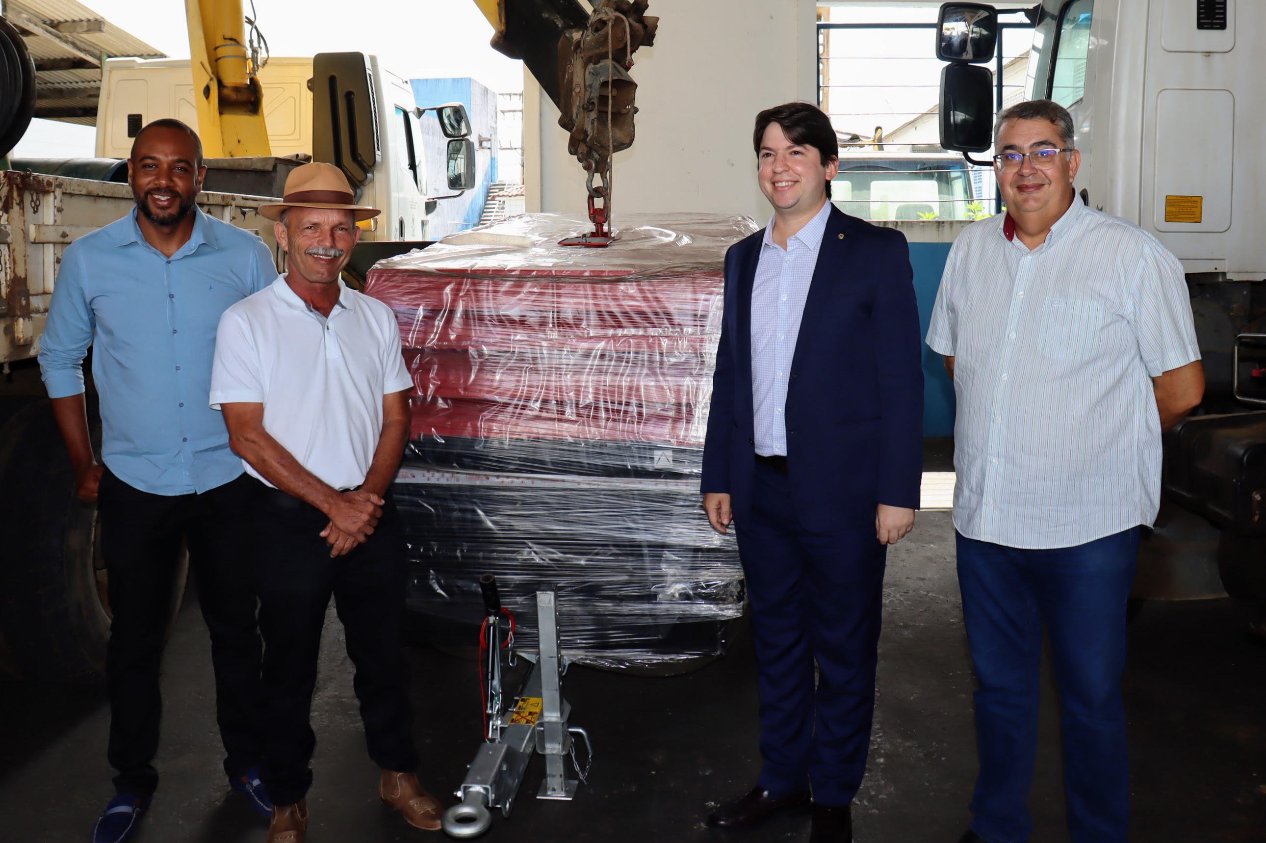 Entrega do compressor para associação de Tomar do Geru vai aumenta segurança e diminuir tempo de serviço na produção de paralellepípedos e outros subprodutos da mineração // Foto: Fernando Augusto (Ascom Coderse)