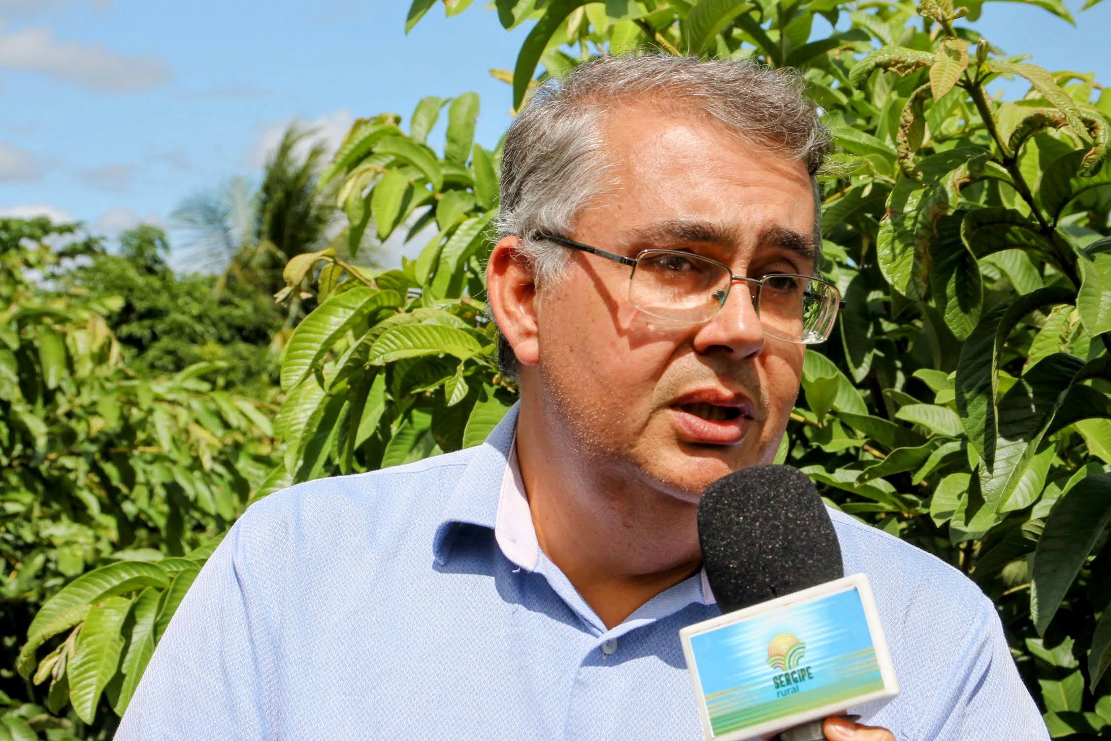 Paulo Sobral explica que as comunidades a serem beneficiadas com a Adutora do Leite, no alto sertão, estão sendo ouvidas na elaboração do projeto da obra // Foto: Fernando Augusto (Ascom Coderse)