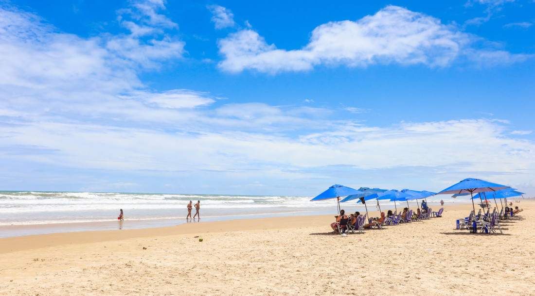 Praia da Cinelândia, na Orla da Atalaia, em Aracaju, é um dos locais mais procurados pelos turistas / Foto: Max Carlos/Setur